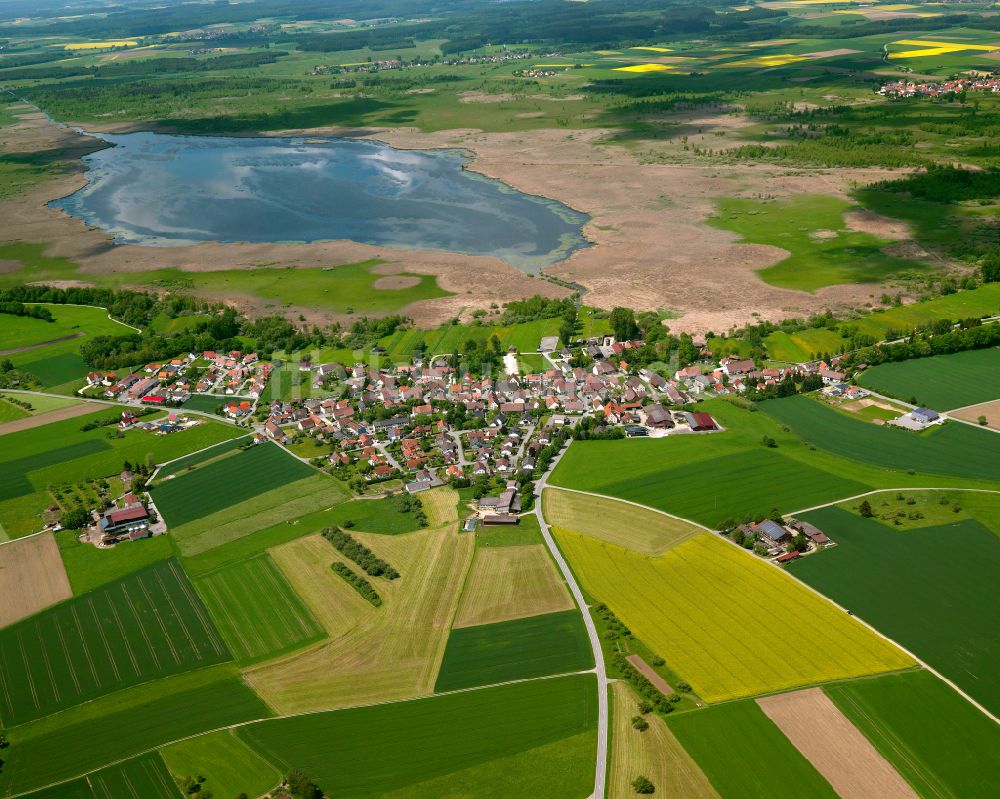 Tiefenbach von oben - Ortsansicht am Rande von landwirtschaftlichen Feldern in Tiefenbach im Bundesland Baden-Württemberg, Deutschland