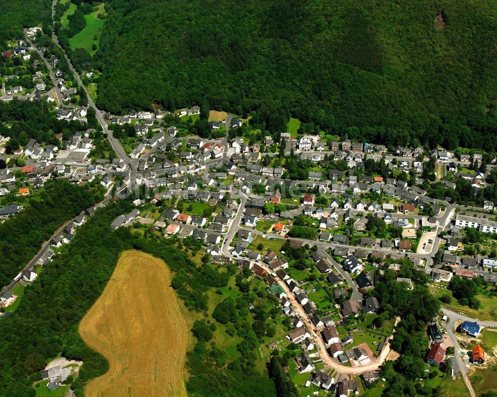 Luftaufnahme Tiefenstein - Ortsansicht am Rande von landwirtschaftlichen Feldern in Tiefenstein im Bundesland Rheinland-Pfalz, Deutschland