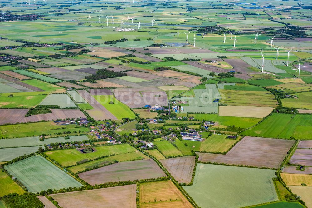 Luftaufnahme Tinningstedt - Ortsansicht am Rande von landwirtschaftlichen Feldern in Tinningstedt im Bundesland Schleswig-Holstein, Deutschland