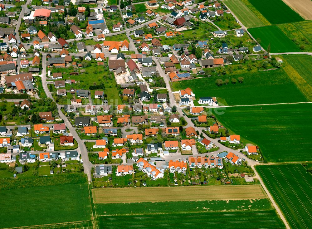 Luftbild Tomerdingen - Ortsansicht am Rande von landwirtschaftlichen Feldern in Tomerdingen im Bundesland Baden-Württemberg, Deutschland