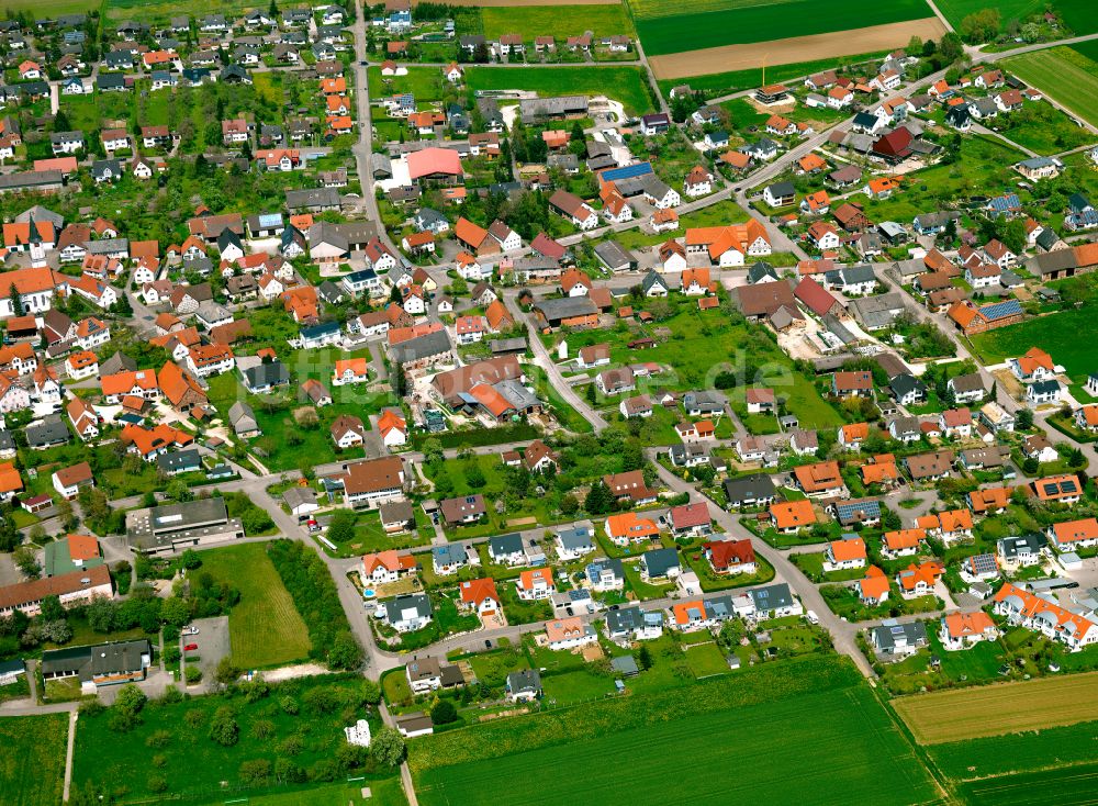 Luftaufnahme Tomerdingen - Ortsansicht am Rande von landwirtschaftlichen Feldern in Tomerdingen im Bundesland Baden-Württemberg, Deutschland