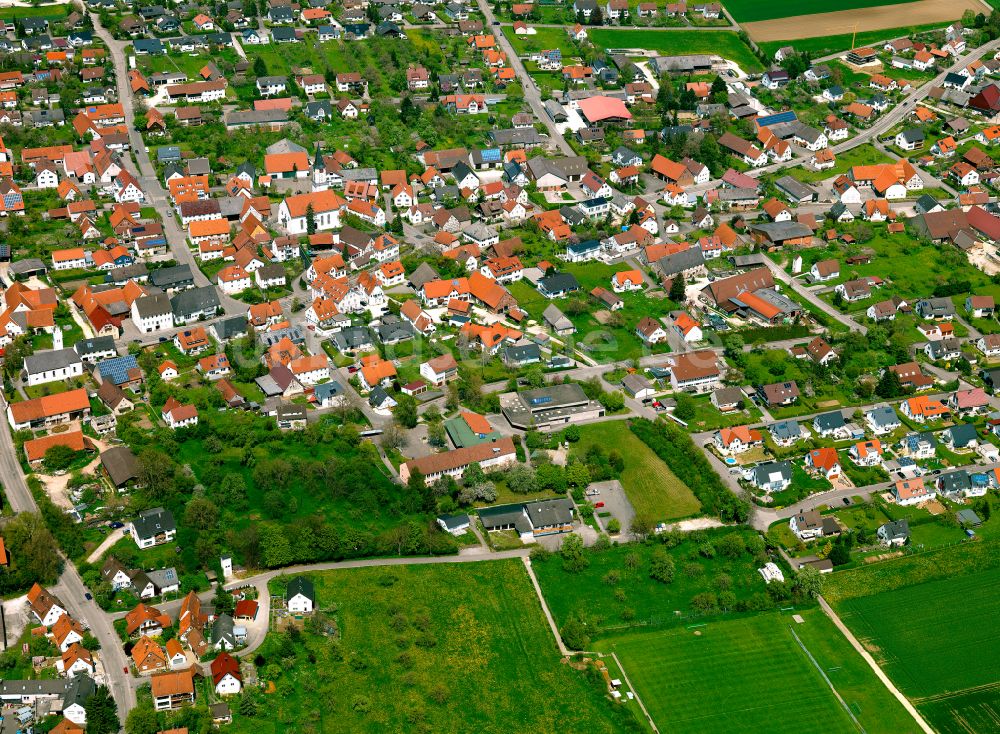 Tomerdingen von oben - Ortsansicht am Rande von landwirtschaftlichen Feldern in Tomerdingen im Bundesland Baden-Württemberg, Deutschland