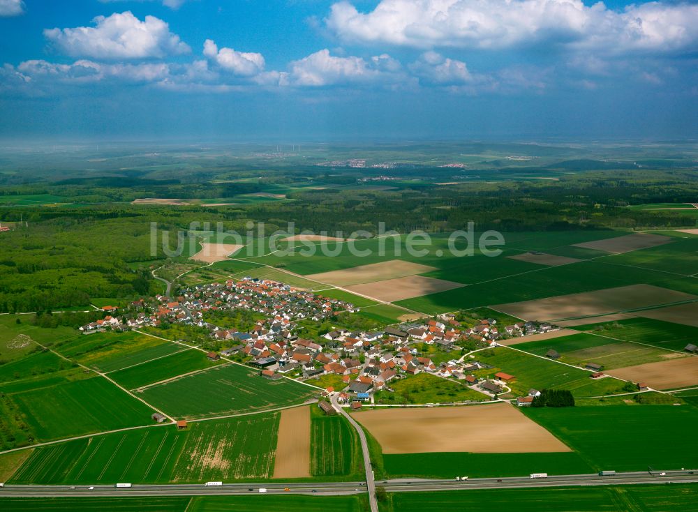 Luftaufnahme Tomerdingen - Ortsansicht am Rande von landwirtschaftlichen Feldern in Tomerdingen im Bundesland Baden-Württemberg, Deutschland