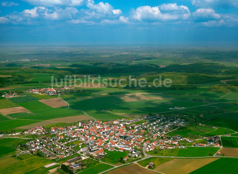 Tomerdingen von oben - Ortsansicht am Rande von landwirtschaftlichen Feldern in Tomerdingen im Bundesland Baden-Württemberg, Deutschland