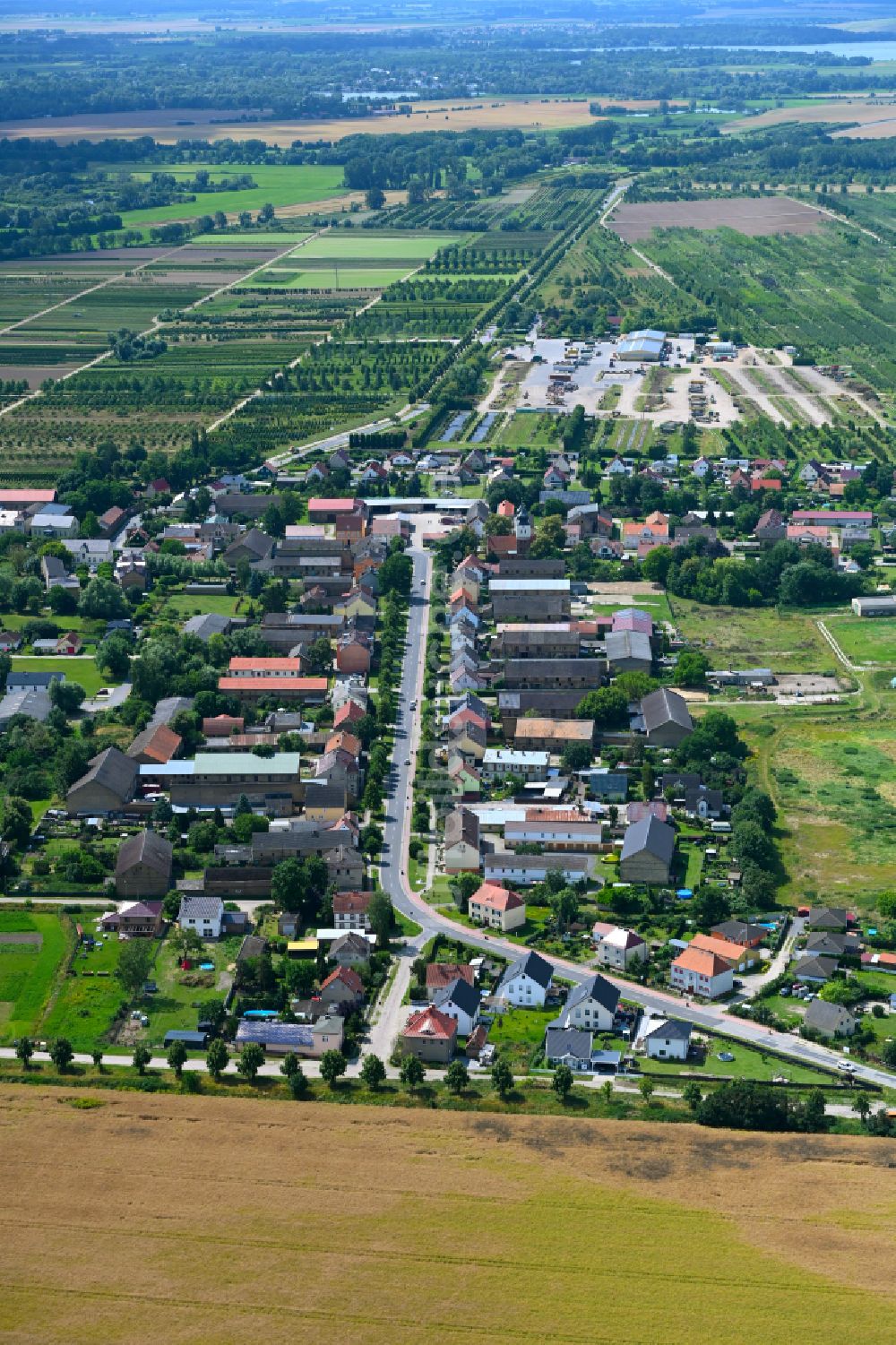 Tremmen aus der Vogelperspektive: Ortsansicht am Rande von landwirtschaftlichen Feldern in Tremmen im Bundesland Brandenburg, Deutschland