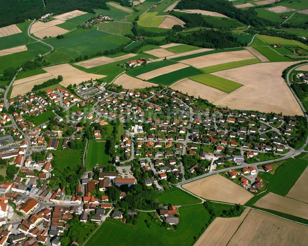 Triftern aus der Vogelperspektive: Ortsansicht am Rande von landwirtschaftlichen Feldern in Triftern im Bundesland Bayern, Deutschland