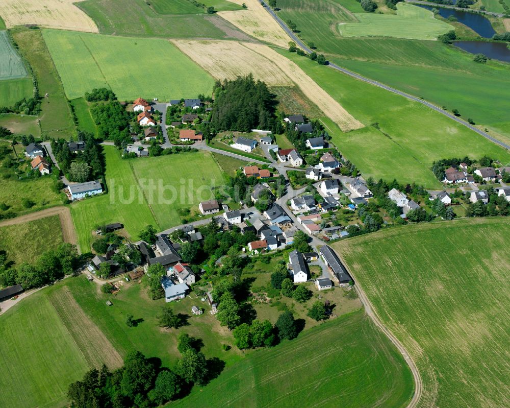 Luftaufnahme Trogen - Ortsansicht am Rande von landwirtschaftlichen Feldern in Trogen im Bundesland Bayern, Deutschland