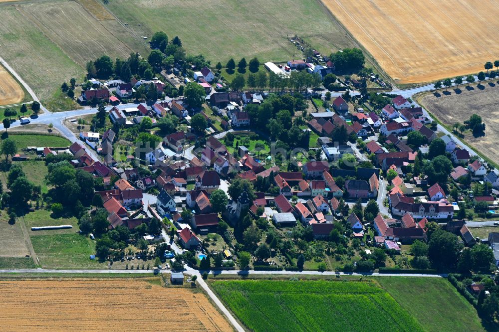 Troistedt aus der Vogelperspektive: Ortsansicht am Rande von landwirtschaftlichen Feldern in Troistedt im Bundesland Thüringen, Deutschland