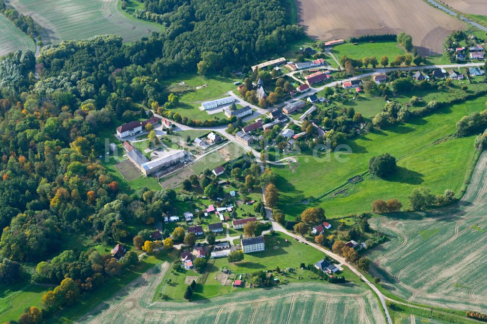 Uckerland aus der Vogelperspektive: Ortsansicht am Rande von landwirtschaftlichen Feldern in Uckerland im Bundesland Brandenburg, Deutschland