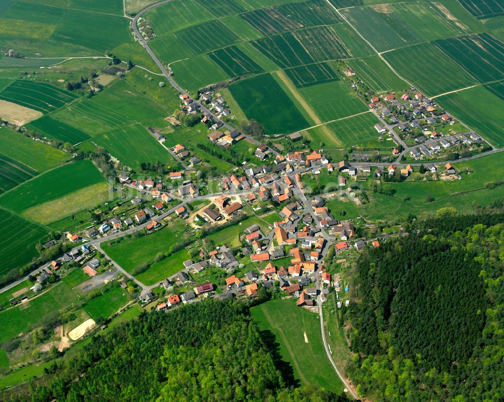 Luftaufnahme Udenhausen - Ortsansicht am Rande von landwirtschaftlichen Feldern in Udenhausen im Bundesland Hessen, Deutschland