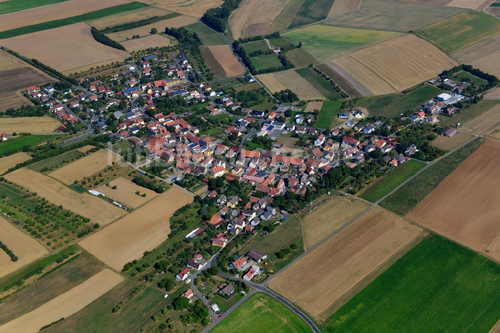 Luftaufnahme Uengershausen - Ortsansicht am Rande von landwirtschaftlichen Feldern in Uengershausen im Bundesland Bayern, Deutschland