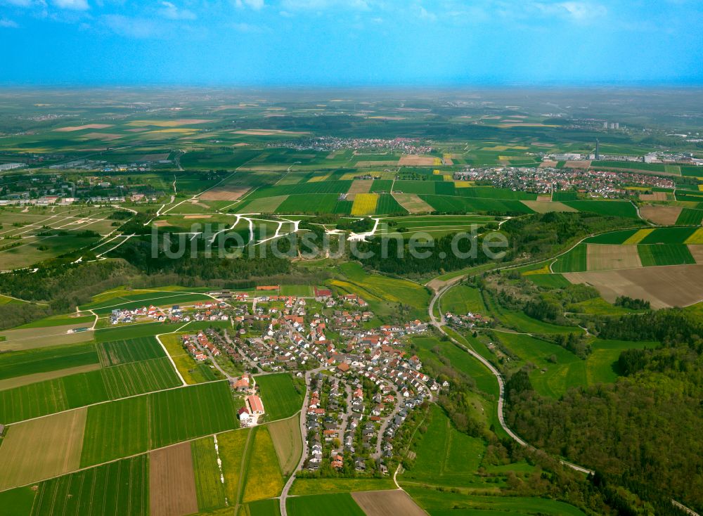 Luftaufnahme Ulm - Ortsansicht am Rande von landwirtschaftlichen Feldern in Ulm im Bundesland Baden-Württemberg, Deutschland