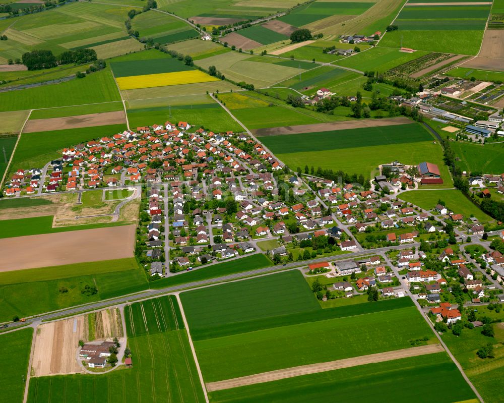 Unlingen von oben - Ortsansicht am Rande von landwirtschaftlichen Feldern in Unlingen im Bundesland Baden-Württemberg, Deutschland