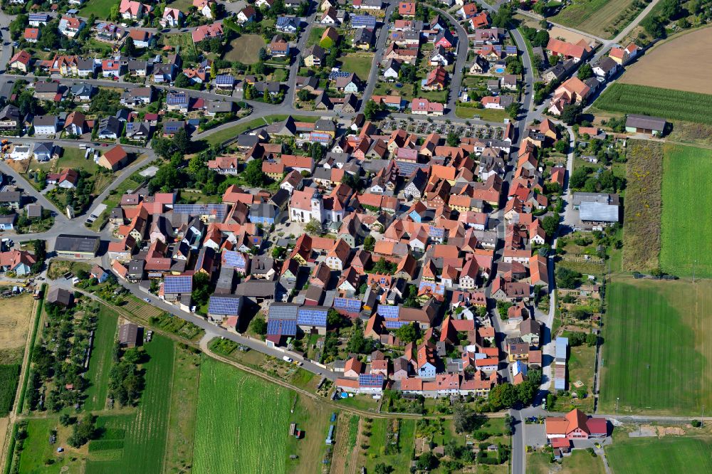 Untereisenheim aus der Vogelperspektive: Ortsansicht am Rande von landwirtschaftlichen Feldern in Untereisenheim im Bundesland Bayern, Deutschland