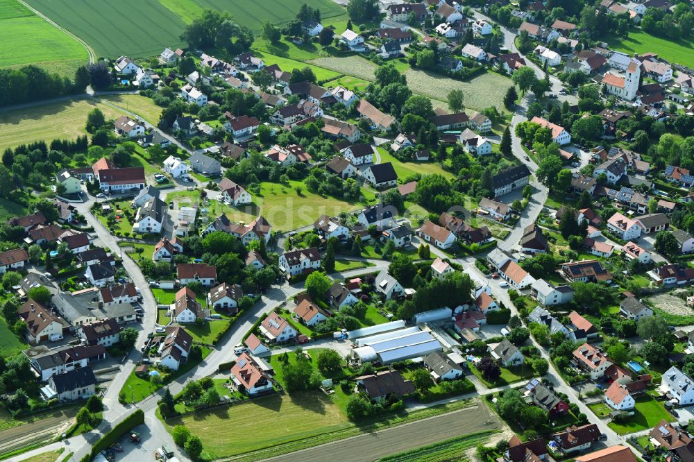 Luftaufnahme Unterschweinbach - Ortsansicht am Rande von landwirtschaftlichen Feldern in Unterschweinbach im Bundesland Bayern, Deutschland