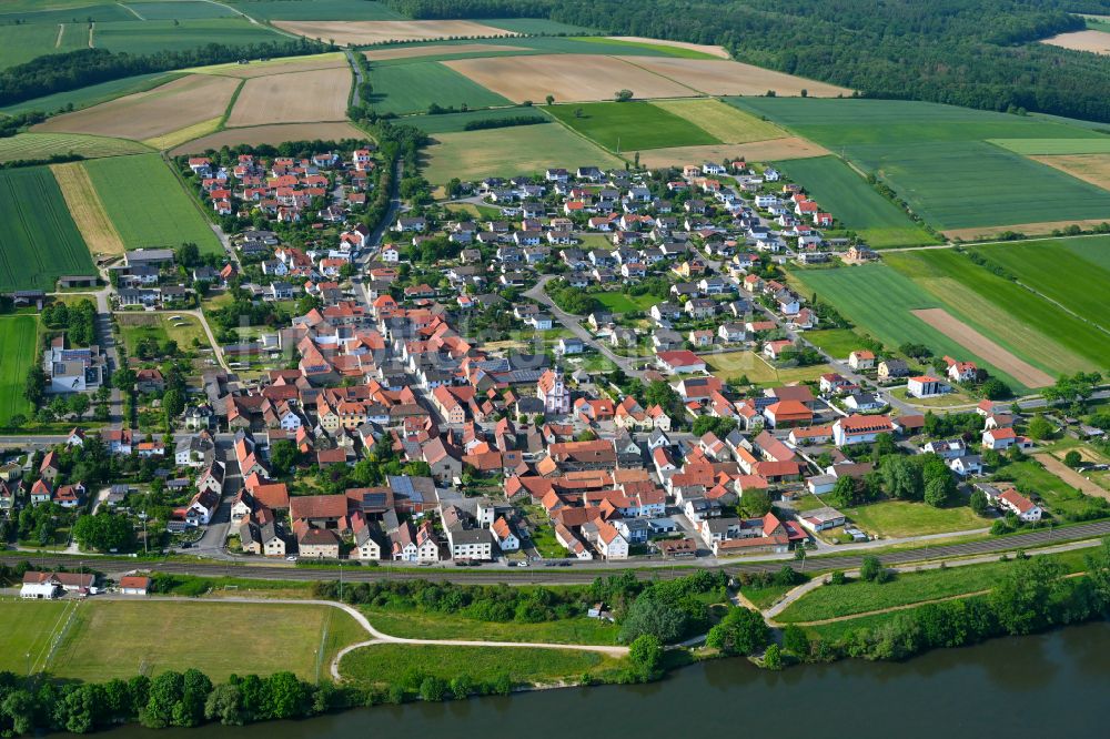 Luftaufnahme Untertheres - Ortsansicht am Rande von landwirtschaftlichen Feldern in Untertheres im Bundesland Bayern, Deutschland