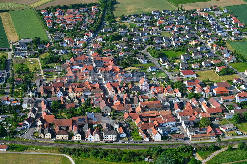 Untertheres von oben - Ortsansicht am Rande von landwirtschaftlichen Feldern in Untertheres im Bundesland Bayern, Deutschland