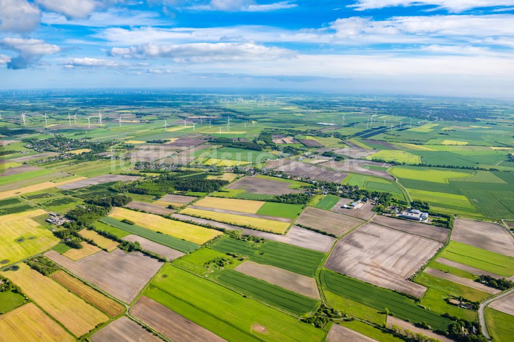 Luftaufnahme Uphusum - Ortsansicht am Rande von landwirtschaftlichen Feldern in Uphusum im Bundesland Schleswig-Holstein, Deutschland