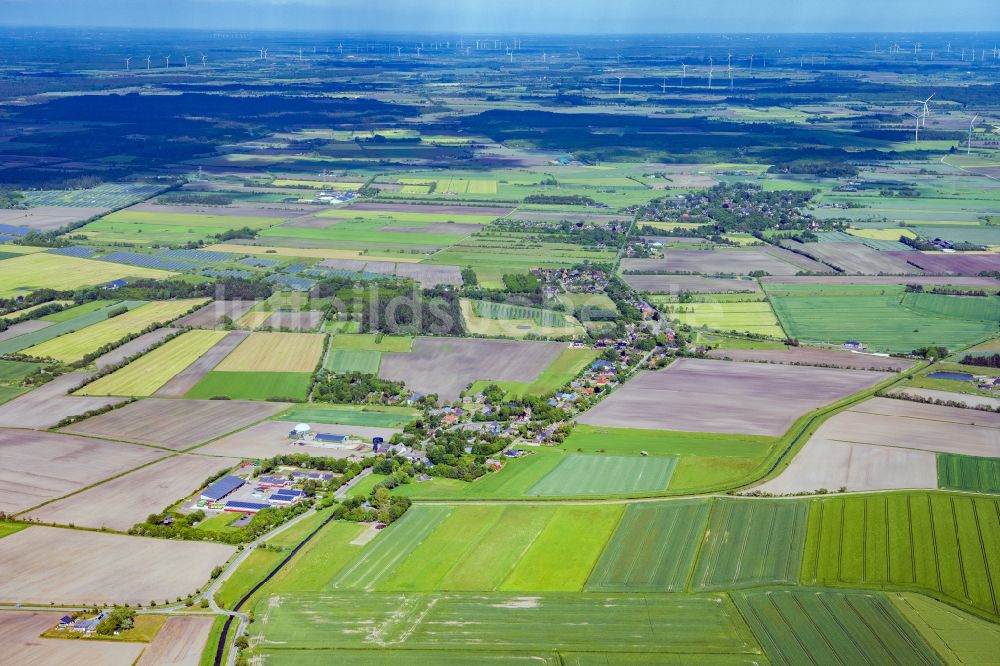 Uphusum von oben - Ortsansicht am Rande von landwirtschaftlichen Feldern in Uphusum im Bundesland Schleswig-Holstein, Deutschland