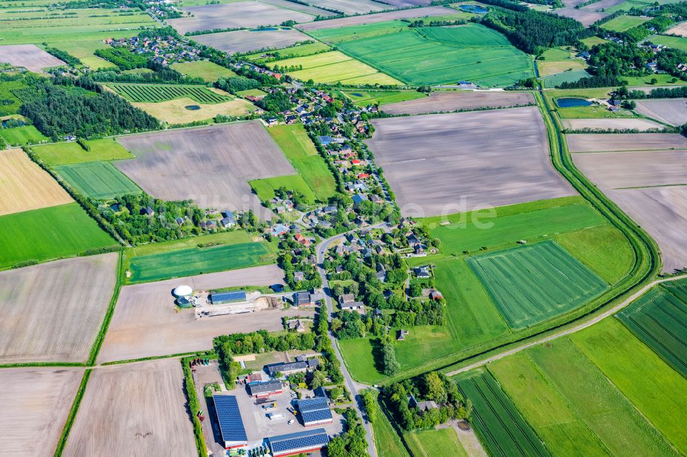 Uphusum aus der Vogelperspektive: Ortsansicht am Rande von landwirtschaftlichen Feldern in Uphusum im Bundesland Schleswig-Holstein, Deutschland