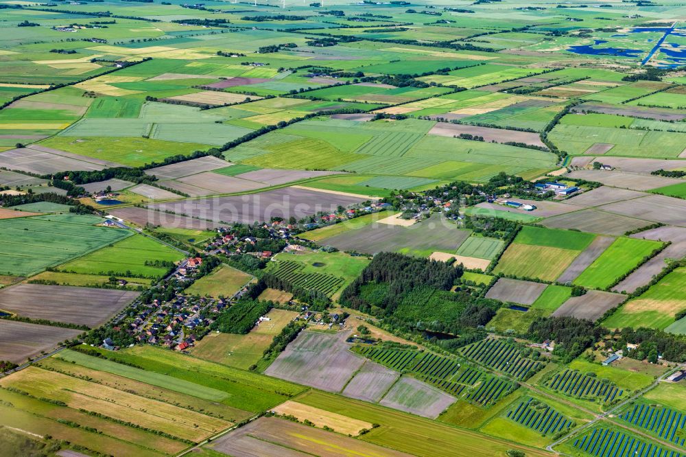 Luftbild Uphusum - Ortsansicht am Rande von landwirtschaftlichen Feldern in Uphusum im Bundesland Schleswig-Holstein, Deutschland