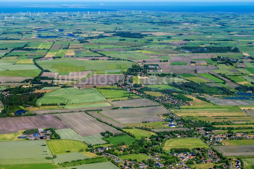 Luftaufnahme Uphusum - Ortsansicht am Rande von landwirtschaftlichen Feldern in Uphusum im Bundesland Schleswig-Holstein, Deutschland