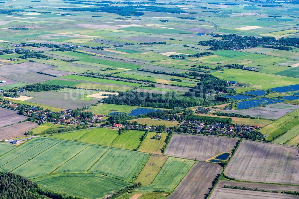 Uphusum von oben - Ortsansicht am Rande von landwirtschaftlichen Feldern in Uphusum im Bundesland Schleswig-Holstein, Deutschland