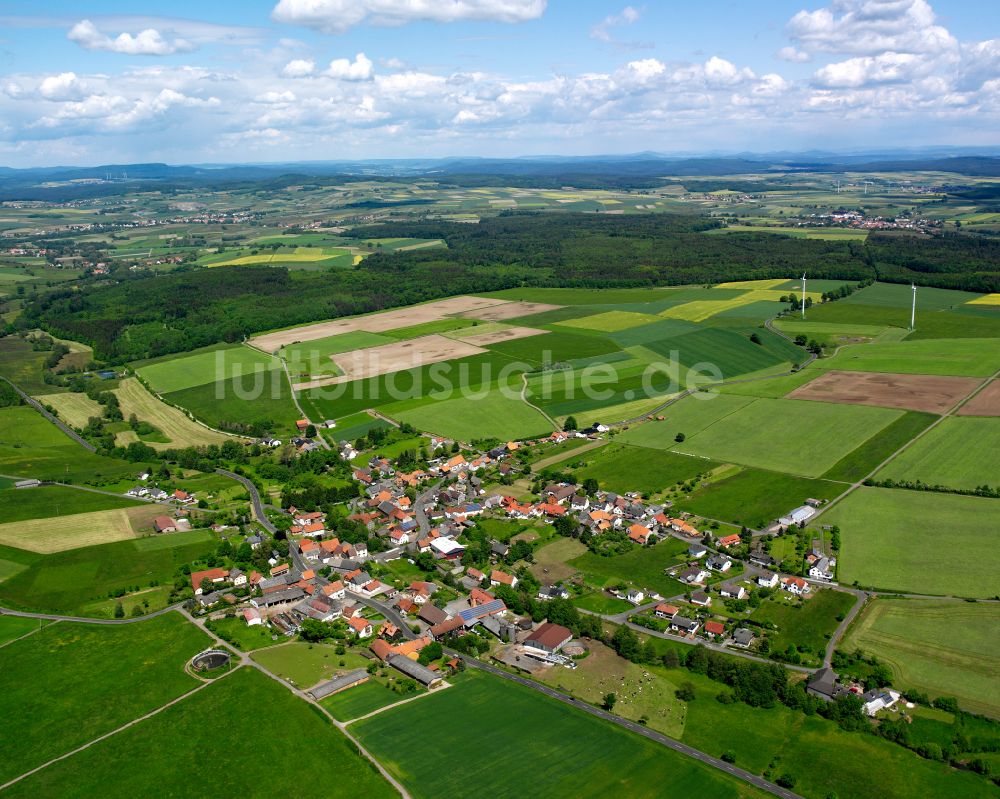 Vadenrod von oben - Ortsansicht am Rande von landwirtschaftlichen Feldern in Vadenrod im Bundesland Hessen, Deutschland