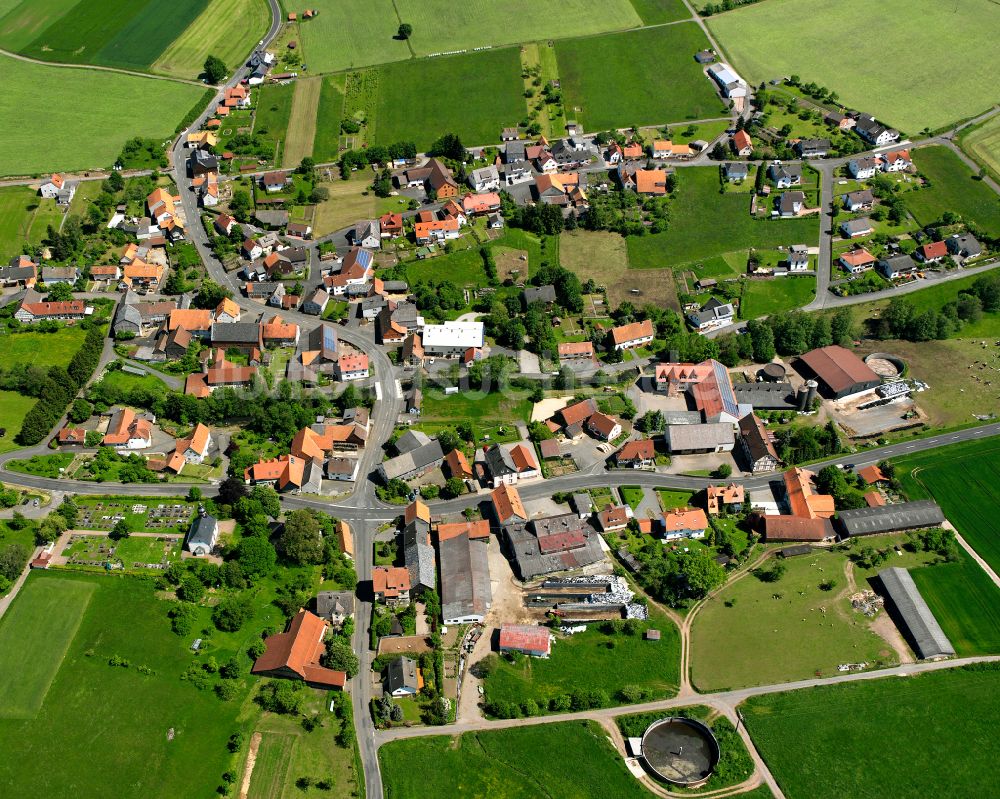 Vadenrod aus der Vogelperspektive: Ortsansicht am Rande von landwirtschaftlichen Feldern in Vadenrod im Bundesland Hessen, Deutschland