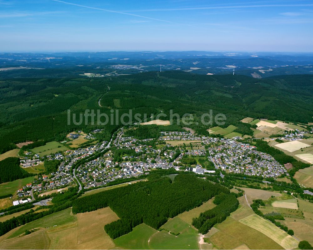 Luftaufnahme Valbert - Ortsansicht am Rande von landwirtschaftlichen Feldern in Valbert im Bundesland Nordrhein-Westfalen, Deutschland