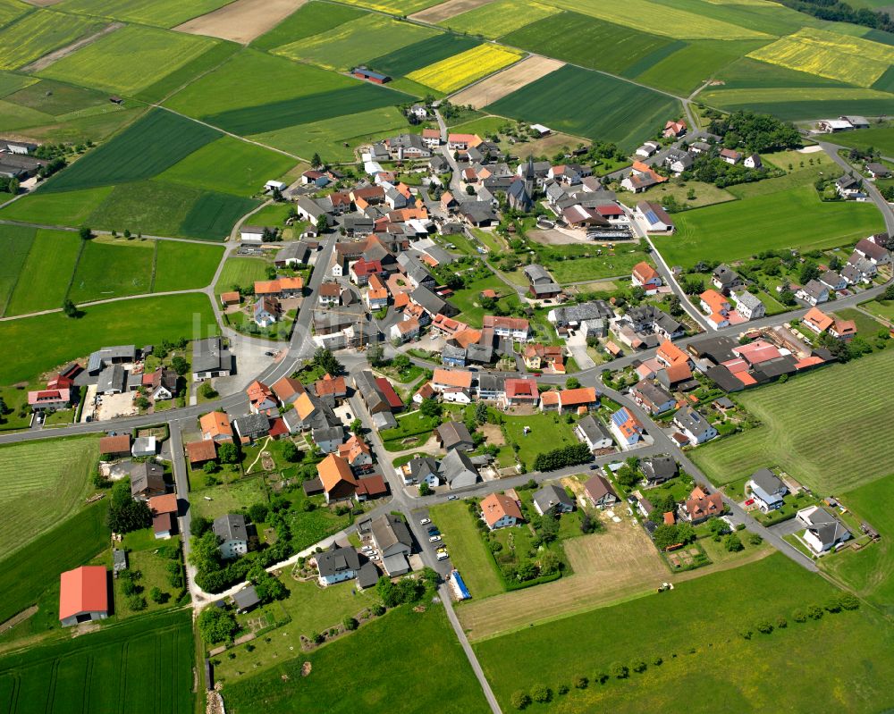 Vockenrod aus der Vogelperspektive: Ortsansicht am Rande von landwirtschaftlichen Feldern in Vockenrod im Bundesland Hessen, Deutschland