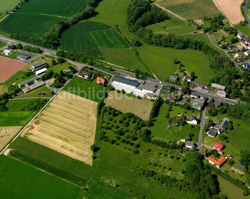 Luftaufnahme Elbtal - Ortsansicht am Rande von landwirtschaftlichen Feldern am Vogelsanger Weg in Elbtal im Bundesland Hessen, Deutschland