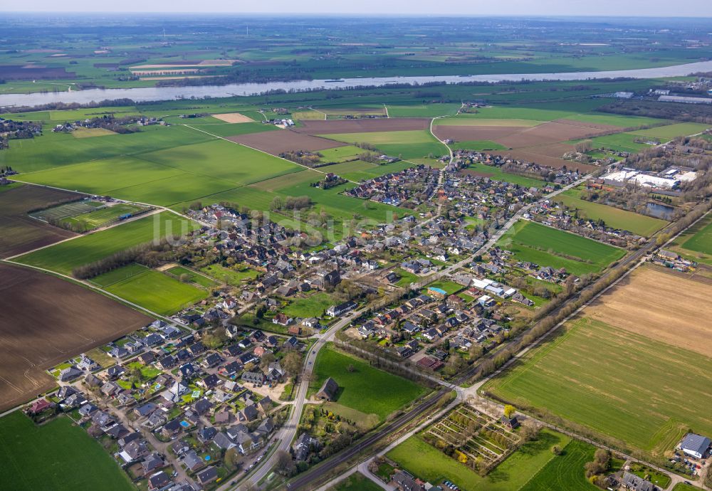 Luftaufnahme Vrasselt - Ortsansicht am Rande von landwirtschaftlichen Feldern in Vrasselt im Bundesland Nordrhein-Westfalen, Deutschland