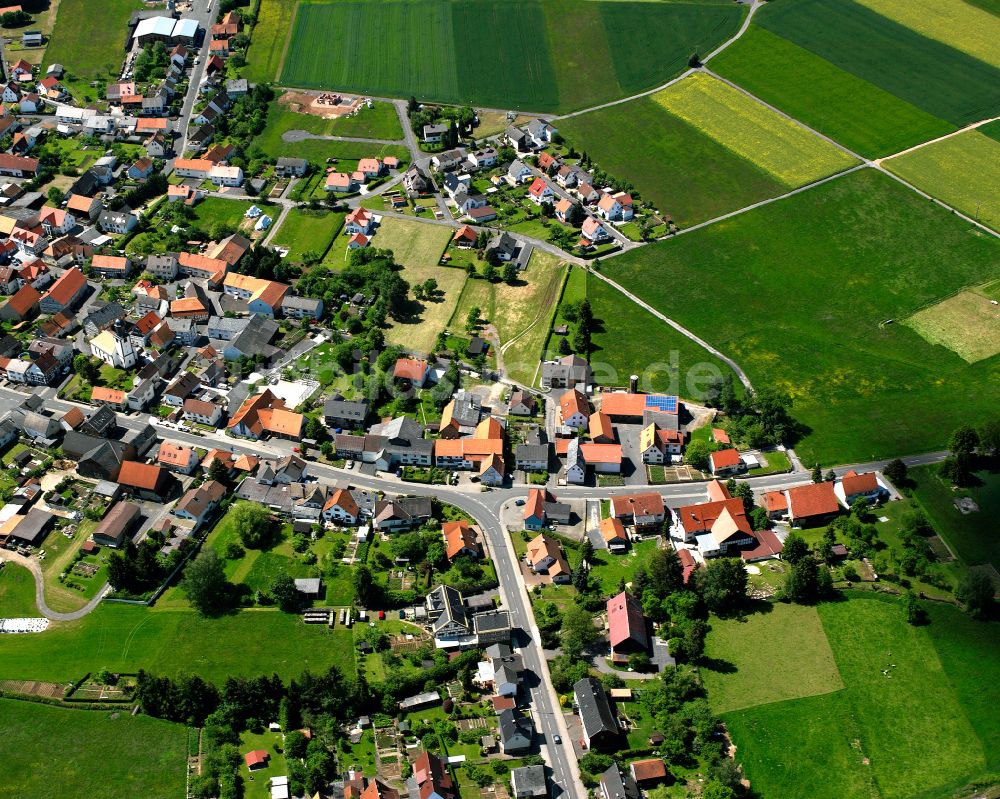 Wallenrod aus der Vogelperspektive: Ortsansicht am Rande von landwirtschaftlichen Feldern in Wallenrod im Bundesland Hessen, Deutschland