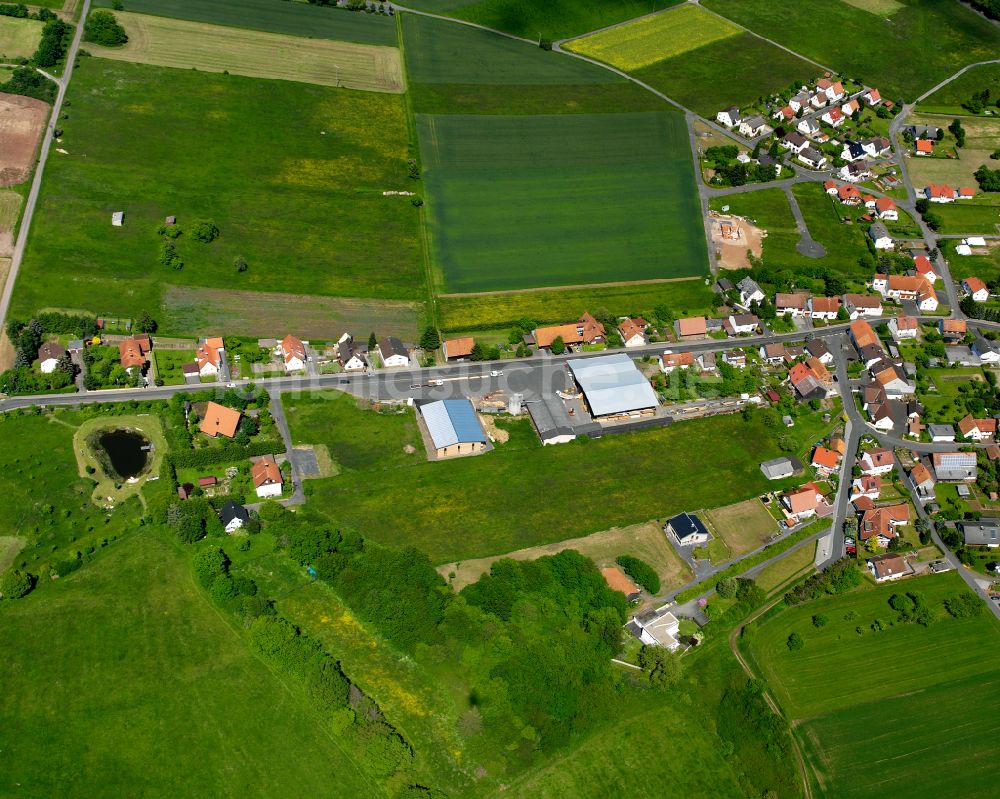 Luftaufnahme Wallenrod - Ortsansicht am Rande von landwirtschaftlichen Feldern in Wallenrod im Bundesland Hessen, Deutschland