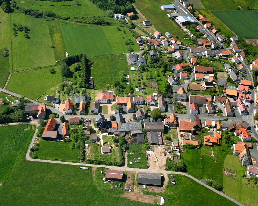 Wallenrod von oben - Ortsansicht am Rande von landwirtschaftlichen Feldern in Wallenrod im Bundesland Hessen, Deutschland