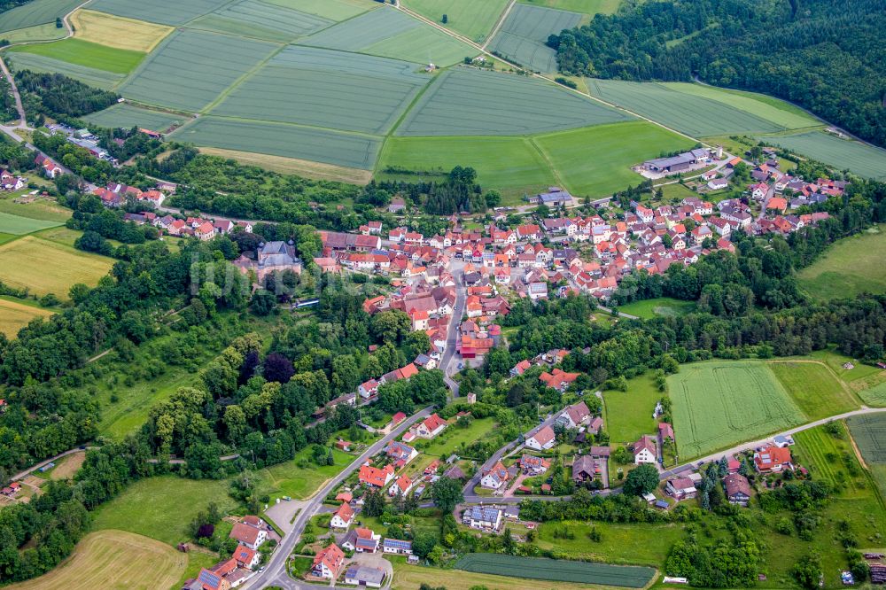 Luftaufnahme Waltershausen - Ortsansicht am Rande von landwirtschaftlichen Feldern in Waltershausen im Bundesland Bayern, Deutschland