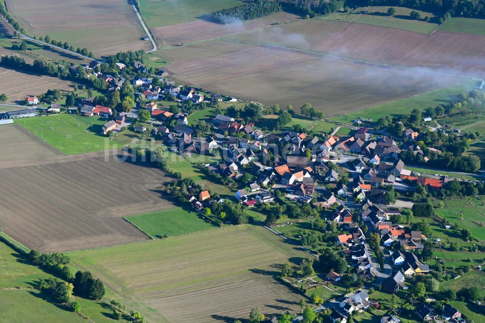 Wangelnstedt aus der Vogelperspektive: Ortsansicht am Rande von landwirtschaftlichen Feldern in Wangelnstedt im Bundesland Niedersachsen, Deutschland