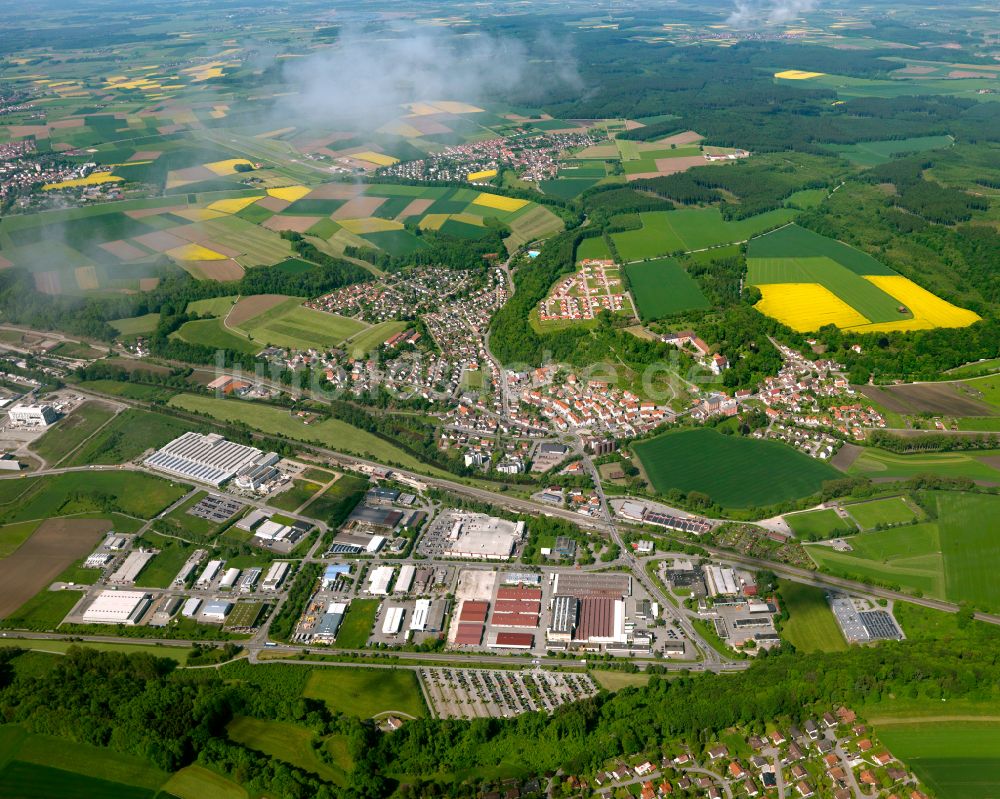 Luftbild Warthausen - Ortsansicht am Rande von landwirtschaftlichen Feldern in Warthausen im Bundesland Baden-Württemberg, Deutschland