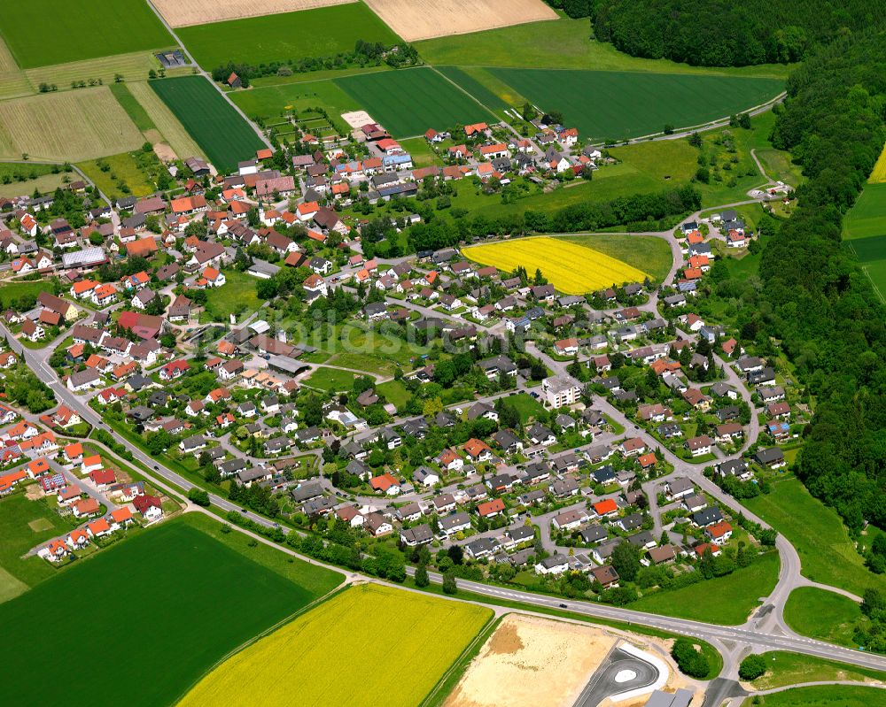 Luftbild Warthausen - Ortsansicht am Rande von landwirtschaftlichen Feldern in Warthausen im Bundesland Baden-Württemberg, Deutschland