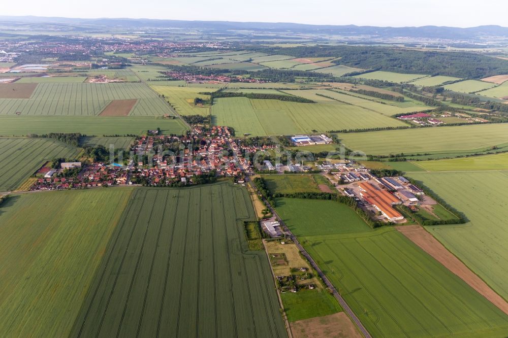 Warza von oben - Ortsansicht am Rande von landwirtschaftlichen Feldern in Warza im Bundesland Thüringen, Deutschland