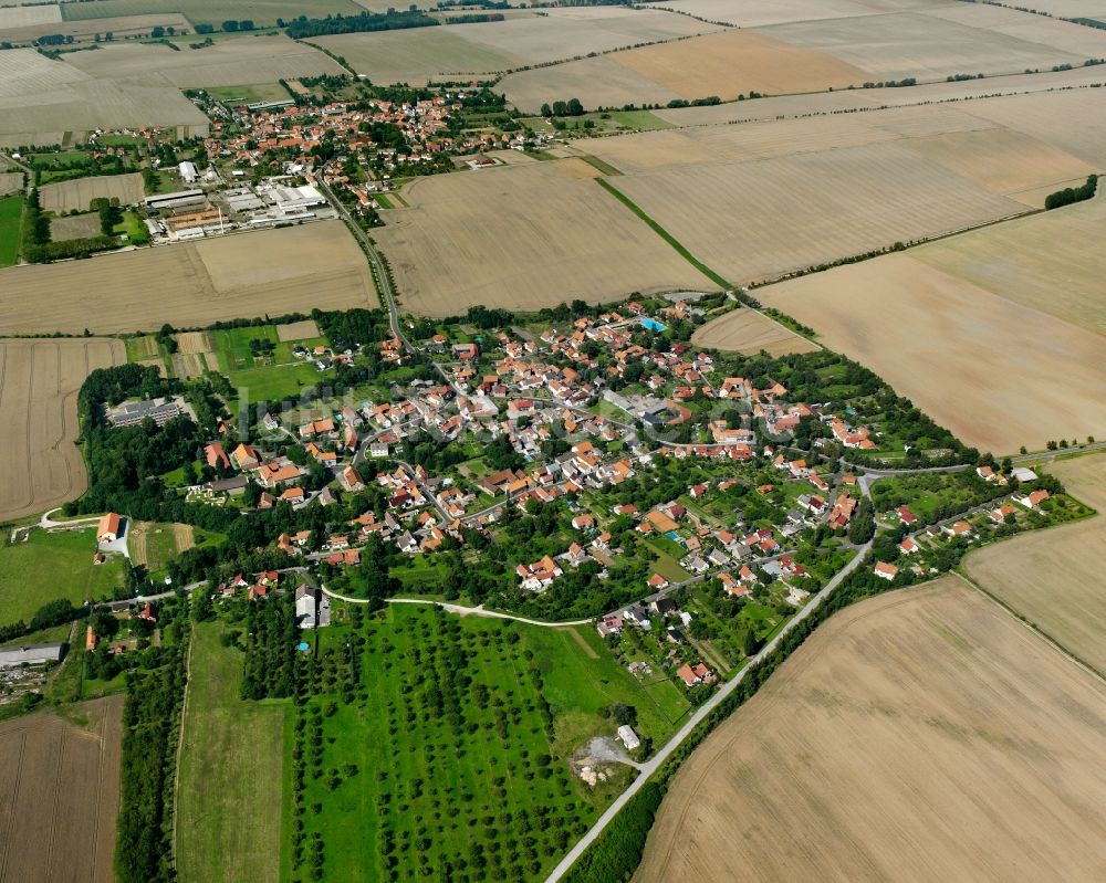 Luftaufnahme Weberstedt - Ortsansicht am Rande von landwirtschaftlichen Feldern in Weberstedt im Bundesland Thüringen, Deutschland