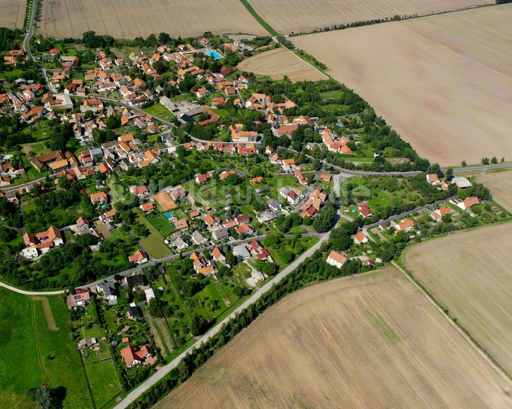 Luftaufnahme Weberstedt - Ortsansicht am Rande von landwirtschaftlichen Feldern in Weberstedt im Bundesland Thüringen, Deutschland