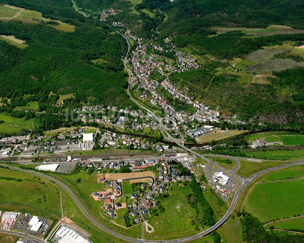 Luftbild Weierbach - Ortsansicht am Rande von landwirtschaftlichen Feldern in Weierbach im Bundesland Rheinland-Pfalz, Deutschland