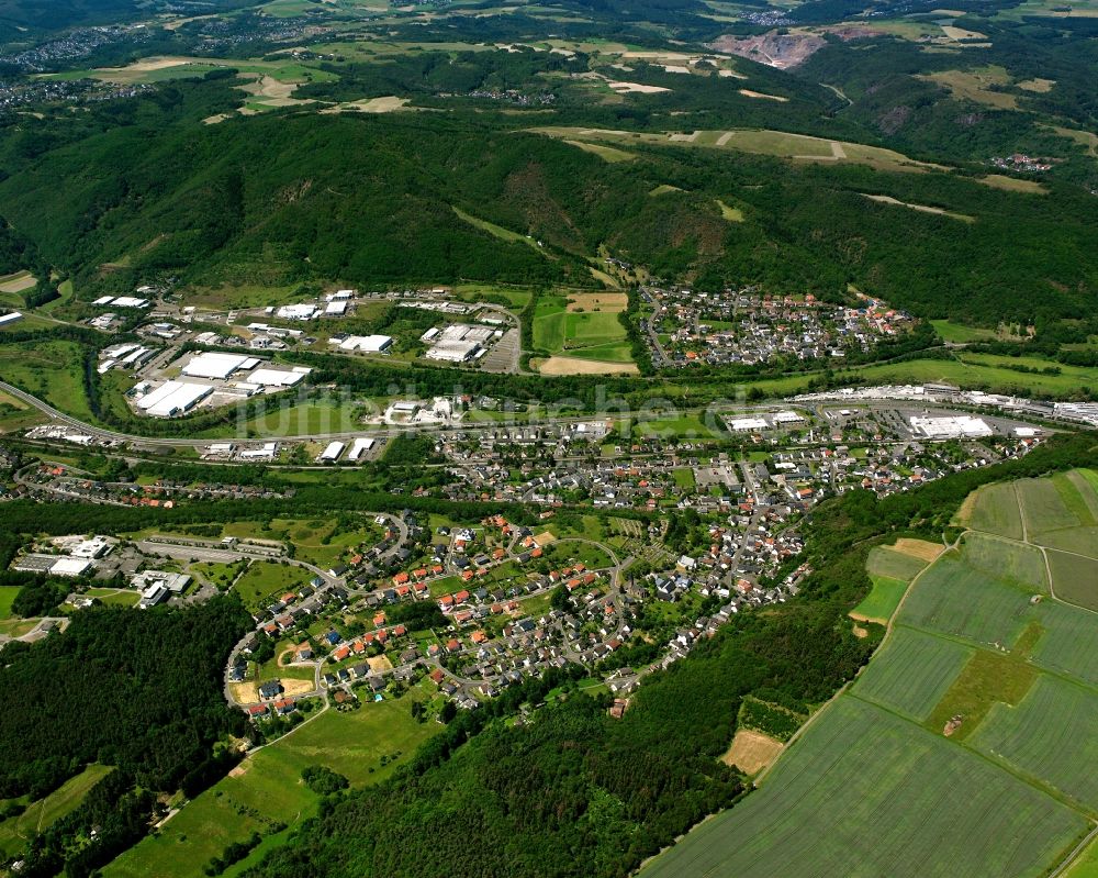 Luftaufnahme Weierbach - Ortsansicht am Rande von landwirtschaftlichen Feldern in Weierbach im Bundesland Rheinland-Pfalz, Deutschland