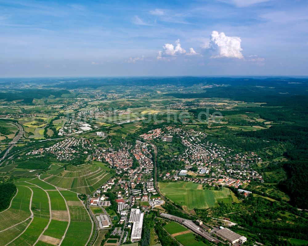 Luftaufnahme Weinsberg - Ortsansicht am Rande von landwirtschaftlichen Feldern in Weinsberg im Bundesland Baden-Württemberg, Deutschland