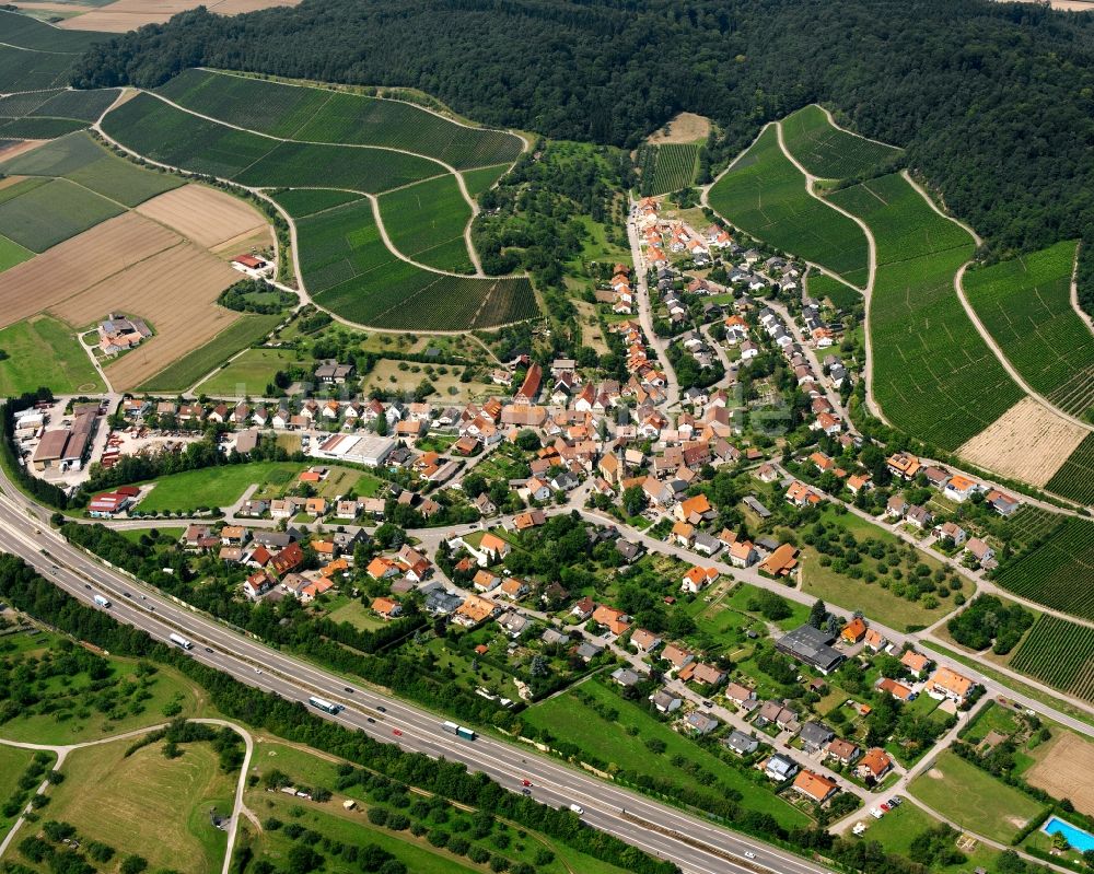 Luftaufnahme Weinsberg - Ortsansicht am Rande von landwirtschaftlichen Feldern in Weinsberg im Bundesland Baden-Württemberg, Deutschland