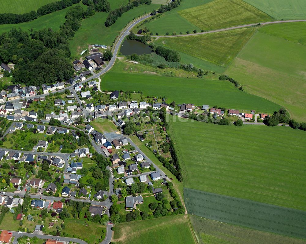 Weißdorf aus der Vogelperspektive: Ortsansicht am Rande von landwirtschaftlichen Feldern in Weißdorf im Bundesland Bayern, Deutschland