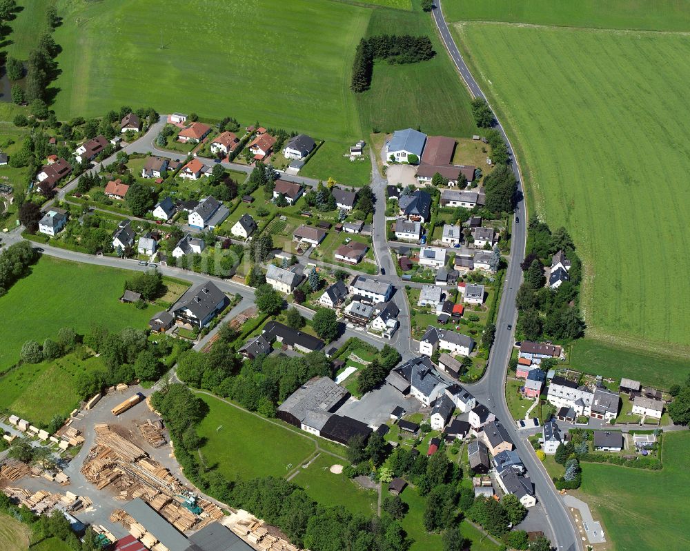 Luftaufnahme Weißdorf - Ortsansicht am Rande von landwirtschaftlichen Feldern in Weißdorf im Bundesland Bayern, Deutschland