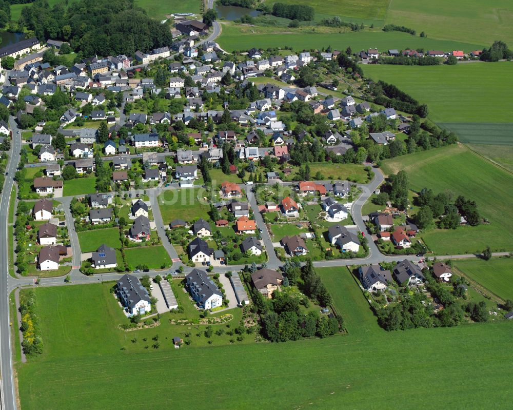 Weißdorf von oben - Ortsansicht am Rande von landwirtschaftlichen Feldern in Weißdorf im Bundesland Bayern, Deutschland